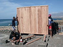 Insel: Santo Anto  Wanderweg:  Ort: Porto Novo Alto Peixinho Motiv: Aufbau Kiosk Motivgruppe: People Work © Pitt Reitmaier www.Cabo-Verde-Foto.com