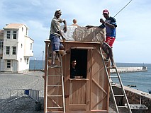 Insel: Santo Anto  Wanderweg:  Ort: Porto Novo Alto Peixinho Motiv: Aufbau Kiosk Motivgruppe: People Work © Pitt Reitmaier www.Cabo-Verde-Foto.com