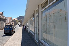 Santo Anto : Ponta do Sol : Fila de lojas no centro histrico da cidade Vandalismo : Landscape Town
Cabo Verde Foto Galeria