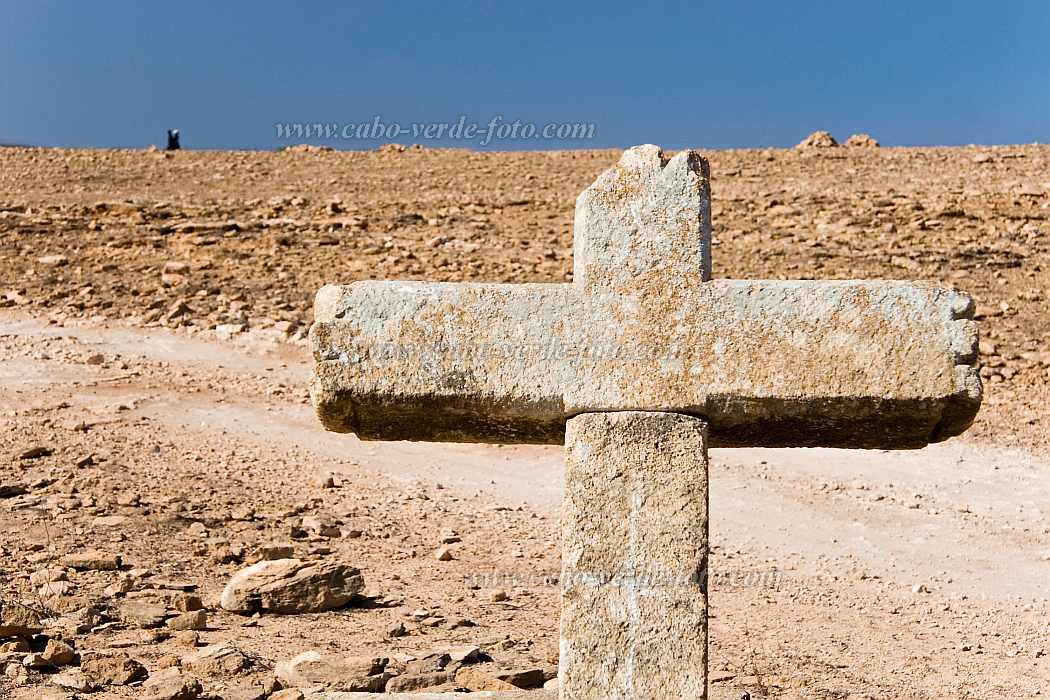 Maio : Ponta Preta : crucfix : Landscape DesertCabo Verde Foto Gallery
