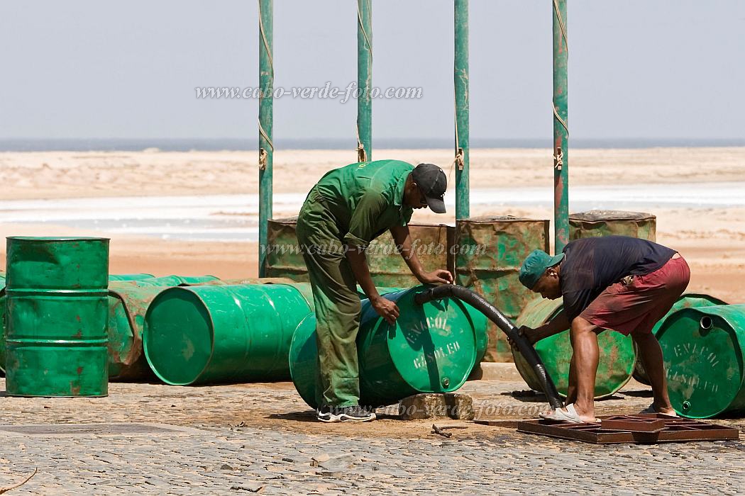 Maio : Vila do Maio : empregado bomba de gasolina : People WorkCabo Verde Foto Gallery