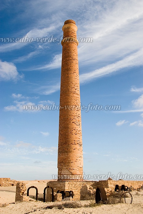 Boa Vista : Praia de Chave : chimney : TechnologyCabo Verde Foto Gallery