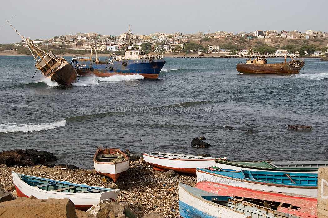 Santiago : Praia : wreck : TechnologyCabo Verde Foto Gallery