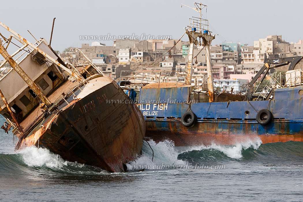 Santiago : Praia : barco encalhado : TechnologyCabo Verde Foto Gallery