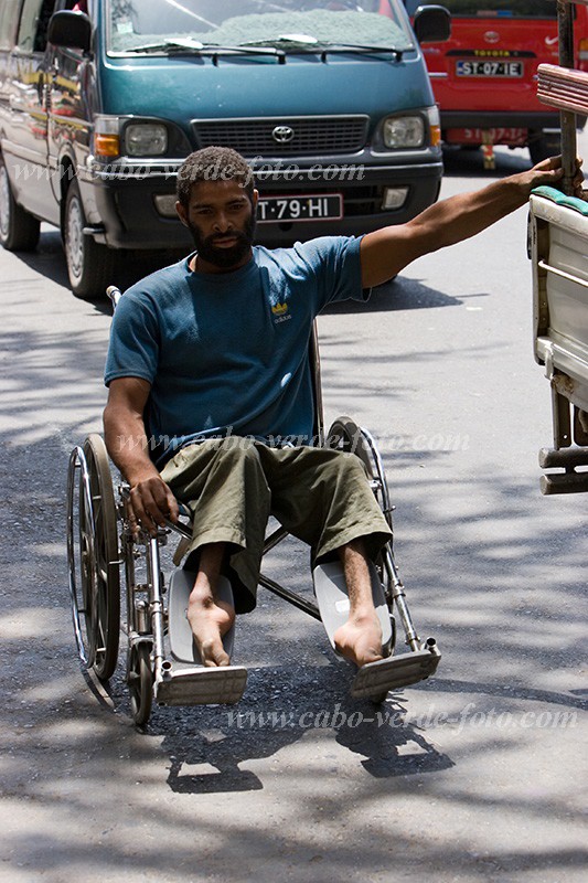 Santiago : Praia : cadeira de roda : People MenCabo Verde Foto Gallery
