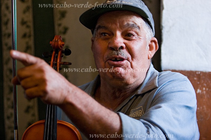 Fogo : Ch das Caldeiras : musician : People RecreationCabo Verde Foto Gallery