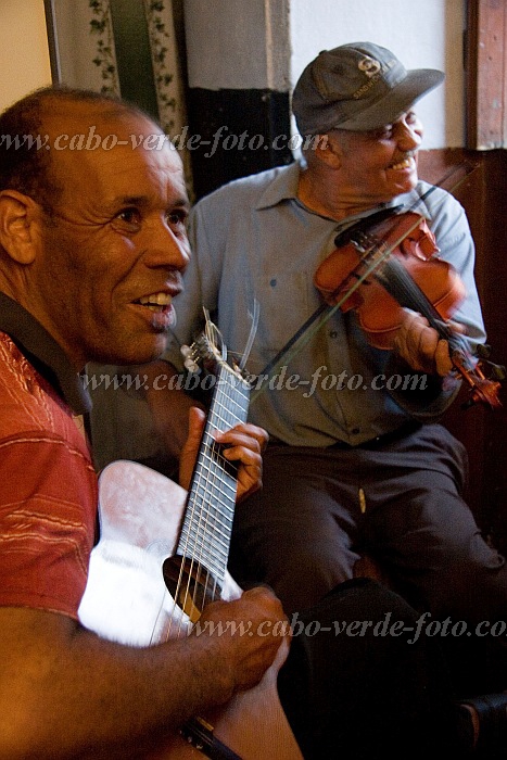 Fogo : Ch das Caldeiras : musician : People RecreationCabo Verde Foto Gallery