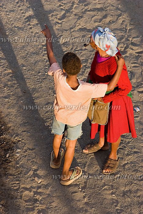 Insel: So Nicolau  Wanderweg:  Ort: Tarrafal Motiv: Alte Frau mit Pfeife Motivgruppe: People Elderly © Florian Drmer www.Cabo-Verde-Foto.com