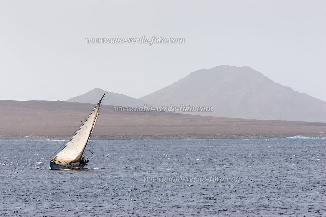 Insel: Sal  Wanderweg:  Ort: Palmeira Motiv: Segelboot Motivgruppe: Landscape Sea © Florian Drmer www.Cabo-Verde-Foto.com