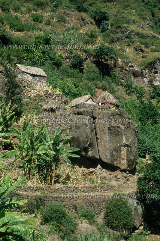 Santo Anto : Santa Isabel : casa em cima de rochedo : Landscape MountainCabo Verde Foto Gallery