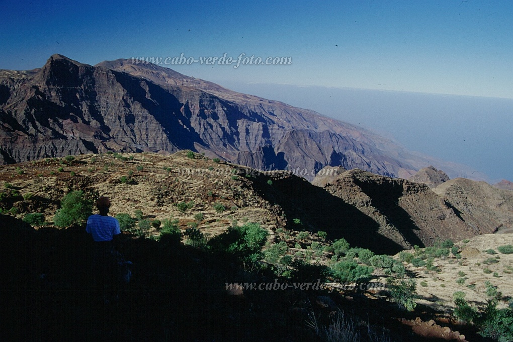 Santo Anto : Salto Preto : vista sobre  Alto Mira para oueste : Landscape MountainCabo Verde Foto Gallery