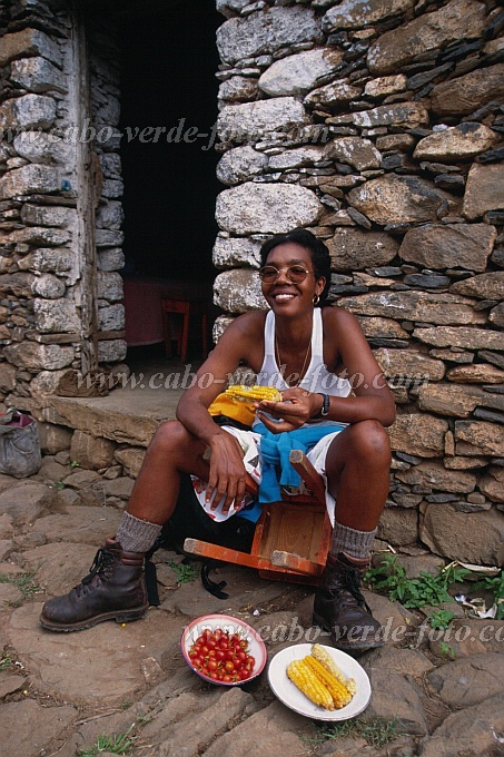 Santo Anto : Lispense : segundo pequeno almoo com milho verde e tomatinhos : People RecreationCabo Verde Foto Gallery