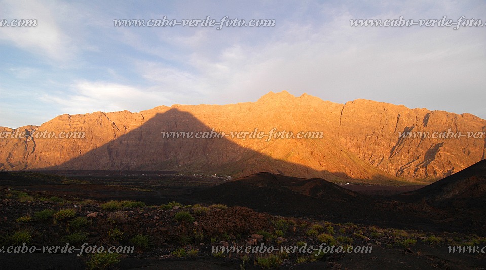 Insel: Fogo  Wanderweg:  Ort: Ch das Caldeiras Motiv: Schatten des Vulkans  auf der Bordeira Motivgruppe: Landscape Mountain © Pitt Reitmaier www.Cabo-Verde-Foto.com