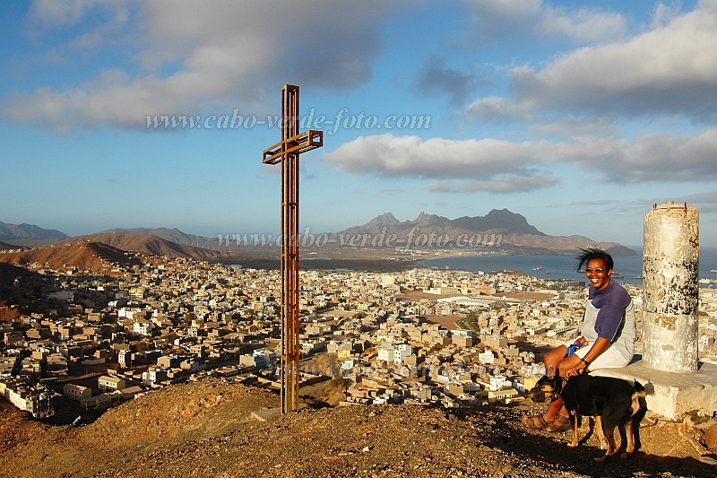 Insel: So Vicente  Wanderweg: 103 Ort: Mindelo Pedra Rolada Motiv: Spaziergang mit Hund und Blick auf Mindelo Motivgruppe: Landscape Town © Pitt Reitmaier www.Cabo-Verde-Foto.com
