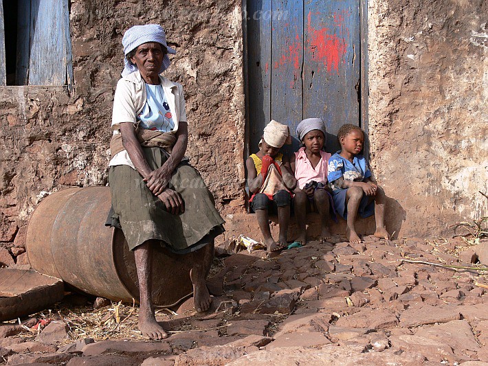 Santiago : Fundo di Monti : crianas com vovo : People ElderlyCabo Verde Foto Gallery