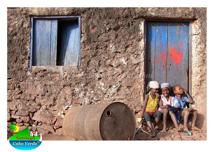 Santiago : Fundo di Monti : crianas com vovo : People ChildrenCabo Verde Foto Gallery