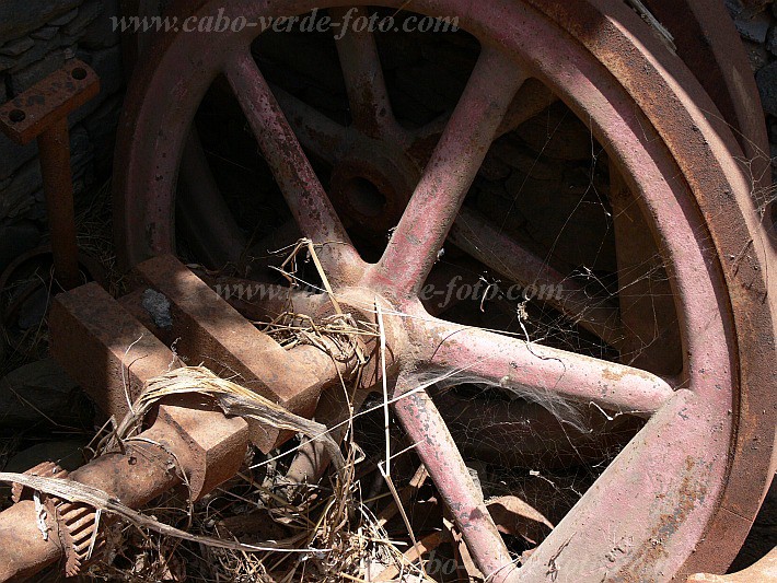 Santiago : Telhal Casa Jose Coelho Serra : motor parts : Technology EngineCabo Verde Foto Gallery