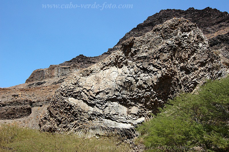 Santiago : Aguas Belas : rock : Landscape MountainCabo Verde Foto Gallery