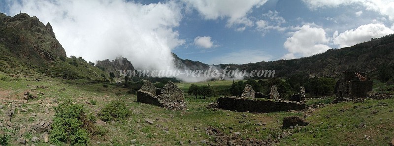 Santo Anto : Cova de Pal : caminho na cratera : Landscape MountainCabo Verde Foto Gallery