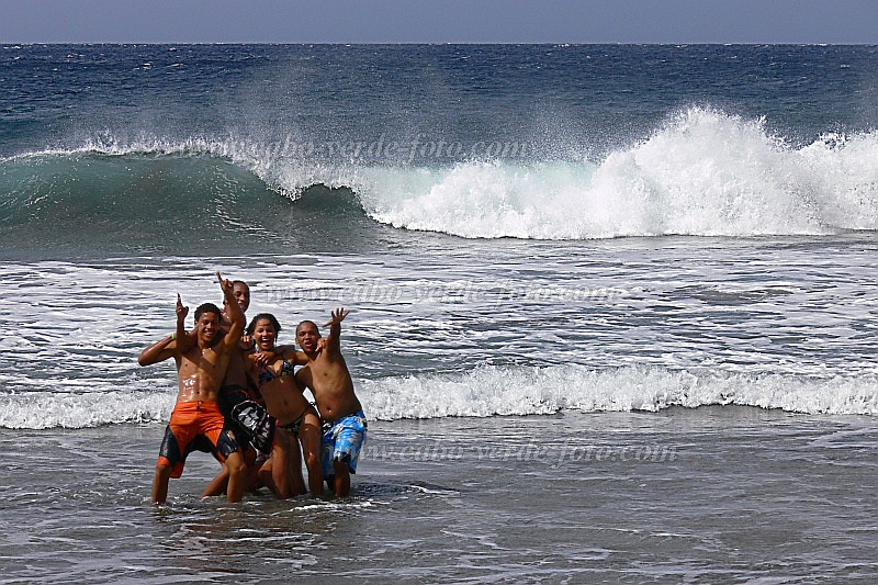 So Vicente : Palha Carga : youth at the beach : People RecreationCabo Verde Foto Gallery