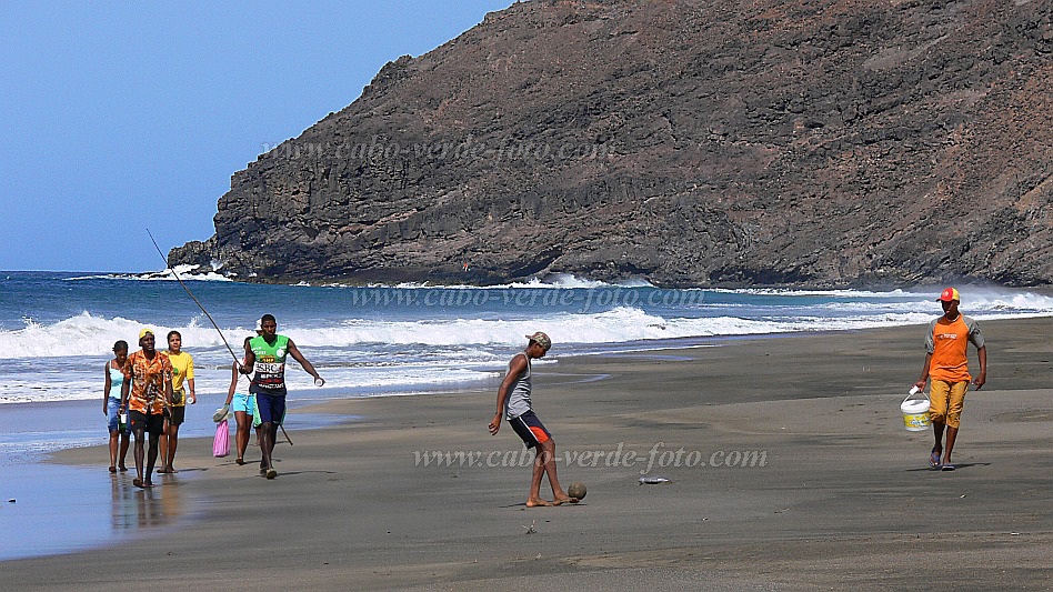 So Vicente : Palha Carga : youth at the beach : People RecreationCabo Verde Foto Gallery
