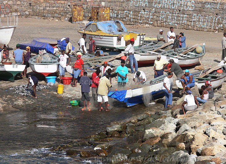 Brava : Furnas : porto : People WorkCabo Verde Foto Gallery