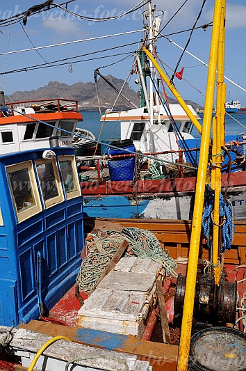 So Vicente : Mindelo Interbase : barco de pesca : Landscape SeaCabo Verde Foto Gallery