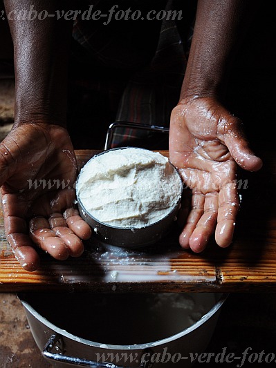Santo Anto : Lagoa Compainha : cheese : People WorkCabo Verde Foto Gallery