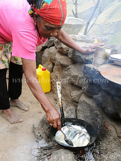 Santo Anto : Tabuleirinho da Tabuga : cooking on open fire : People ElderlyCabo Verde Foto Gallery