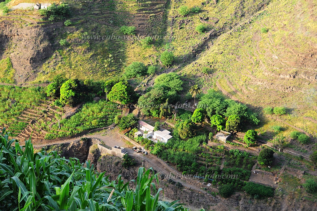 Santo Anto : Tabuleirinho da Tabuga : chafariz e mercearia no fundo da Ribeira : Landscape MountainCabo Verde Foto Gallery