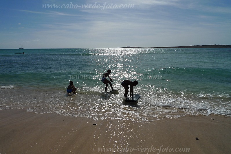 Boa Vista : Praia de Estoril : Crianas praticando surf : People RecreationCabo Verde Foto Gallery