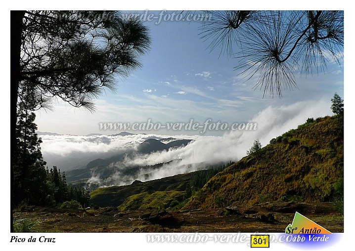 Santo Anto : Pico da Cruz Seladinha Vermelha : Trade wind clouds : Landscape MountainCabo Verde Foto Gallery