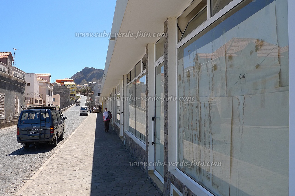 Santo Anto : Ponta do Sol : Fila de lojas no centro histrico da cidade Vandalismo : Landscape TownCabo Verde Foto Gallery