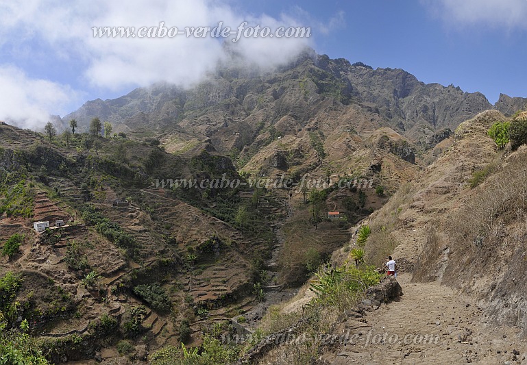 Santo Anto : Cruz de Santa Isabel : caminho : Landscape MountainCabo Verde Foto Gallery