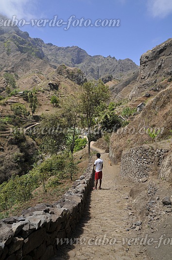 Santo Anto : Cruz de Santa Isabel : caminho : Landscape MountainCabo Verde Foto Gallery