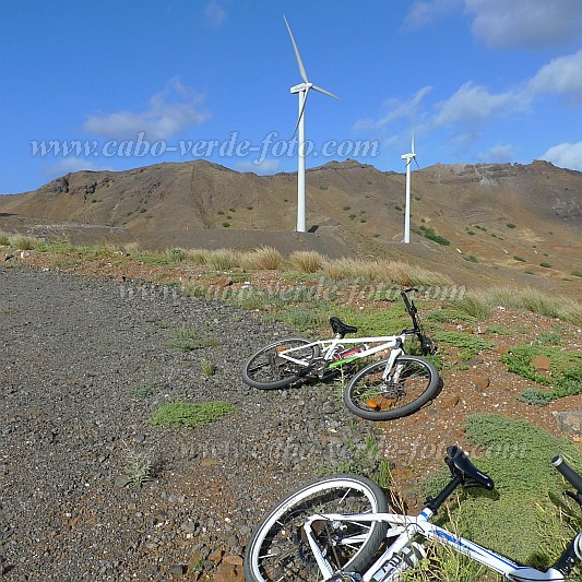So Vicente : Selada dos Flamengos : mountainbike e aerogerador : Technology EnergyCabo Verde Foto Gallery
