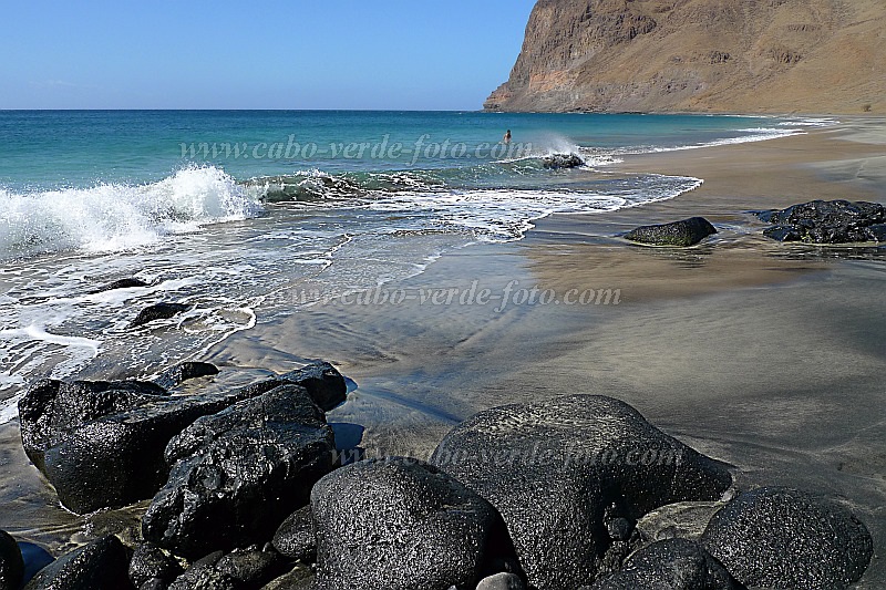 Insel: So Vicente  Wanderweg:  Ort: Flamengos Motiv: Sandstrand und schwarze Steine Motivgruppe: Landscape Sea © Pitt Reitmaier www.Cabo-Verde-Foto.com