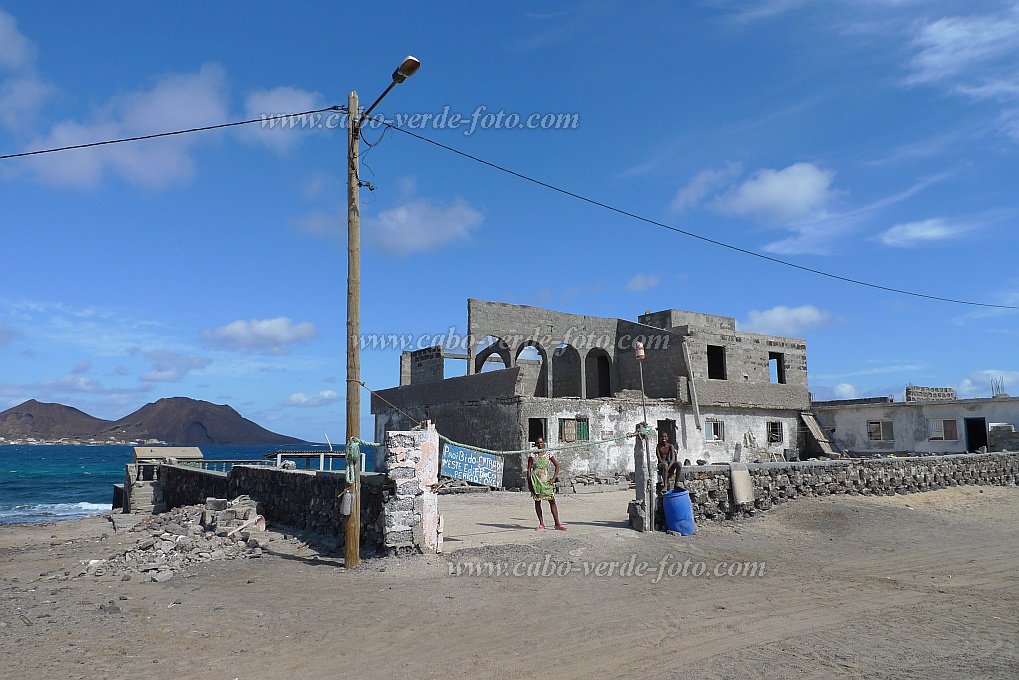So Vicente : Calhau Vila Miseria : Runa de edifcio novo em perigo de colapso : Technology ArchitectureCabo Verde Foto Gallery