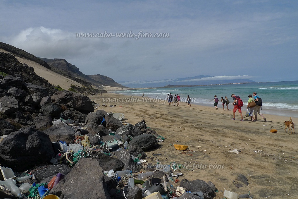 So Vicente : Calhau Praia Grande : Lixo de plstico na praia : Landscape SeaCabo Verde Foto Gallery