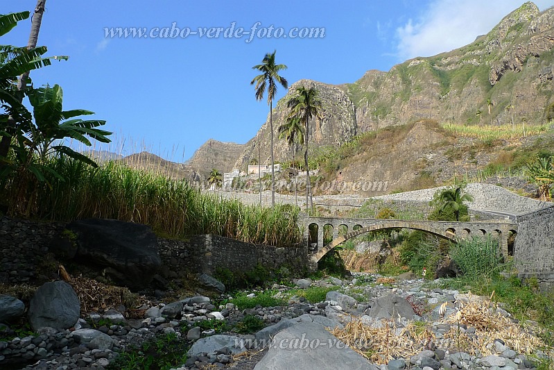 Santo Anto : R de Paul : ponte regelado : LandscapeCabo Verde Foto Gallery