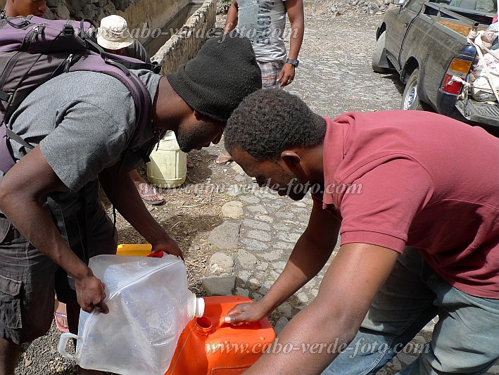 Fogo : Ch das Caldeira Fonte Galinha : apanhar agua : People WorkCabo Verde Foto Gallery
