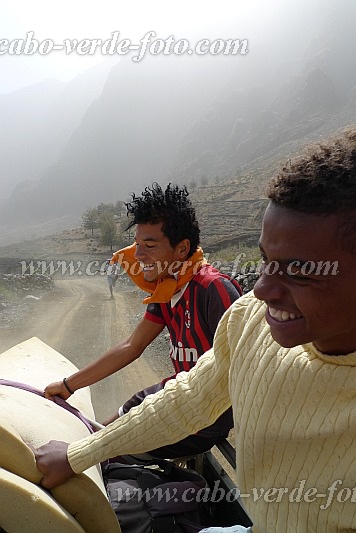 Fogo : Ch das Caldeiras : happily back home in  Ch das Caldeiras : PeopleCabo Verde Foto Gallery