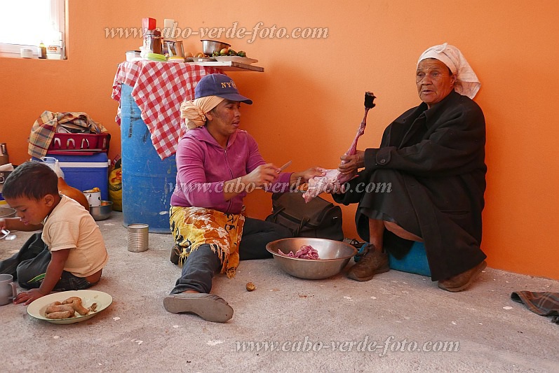 Fogo : Ch das Caldeiras : kitchen work after moving back : People WomenCabo Verde Foto Gallery