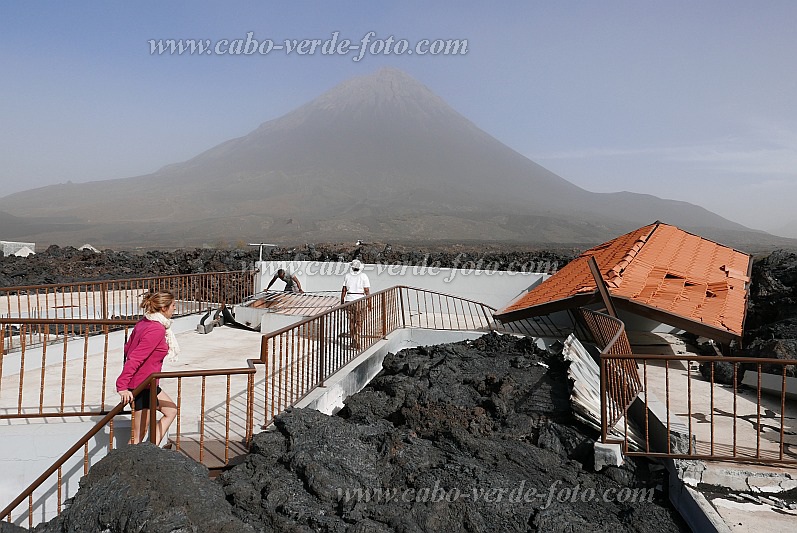 Fogo : Ch das Caldeiras : Casa Alcindo destruida pelas lavas : Landscape MountainCabo Verde Foto Gallery
