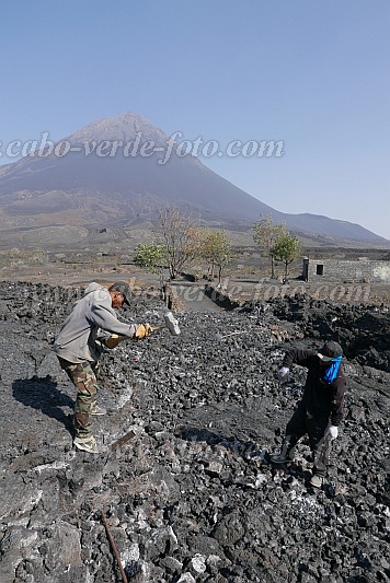 Fogo : Cha das Caldeiras : os habitantes mesmo constroiem a estrade de coragem : People WorkCabo Verde Foto Gallery