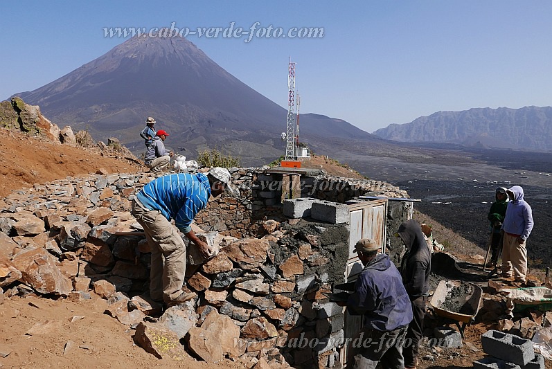 Fogo : Ch das Caldeira Monte Amarelo : construo de funco : People WorkCabo Verde Foto Gallery