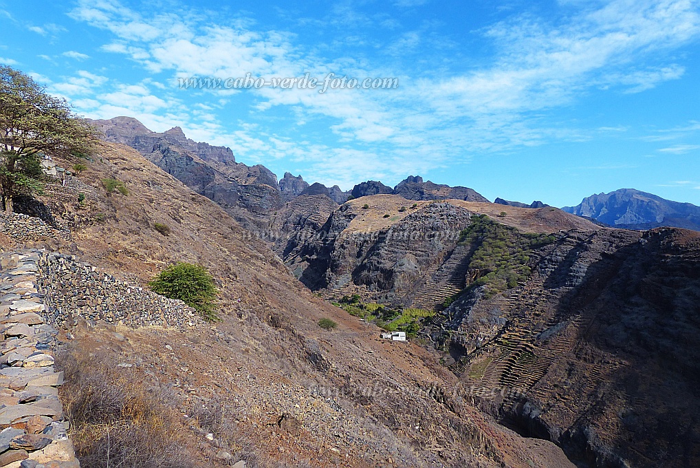 Santo Anto : Sul Pedra de Jorge : caminho vicinal vista p Pedra de Jorge e  Baboso : Landscape MountainCabo Verde Foto Gallery