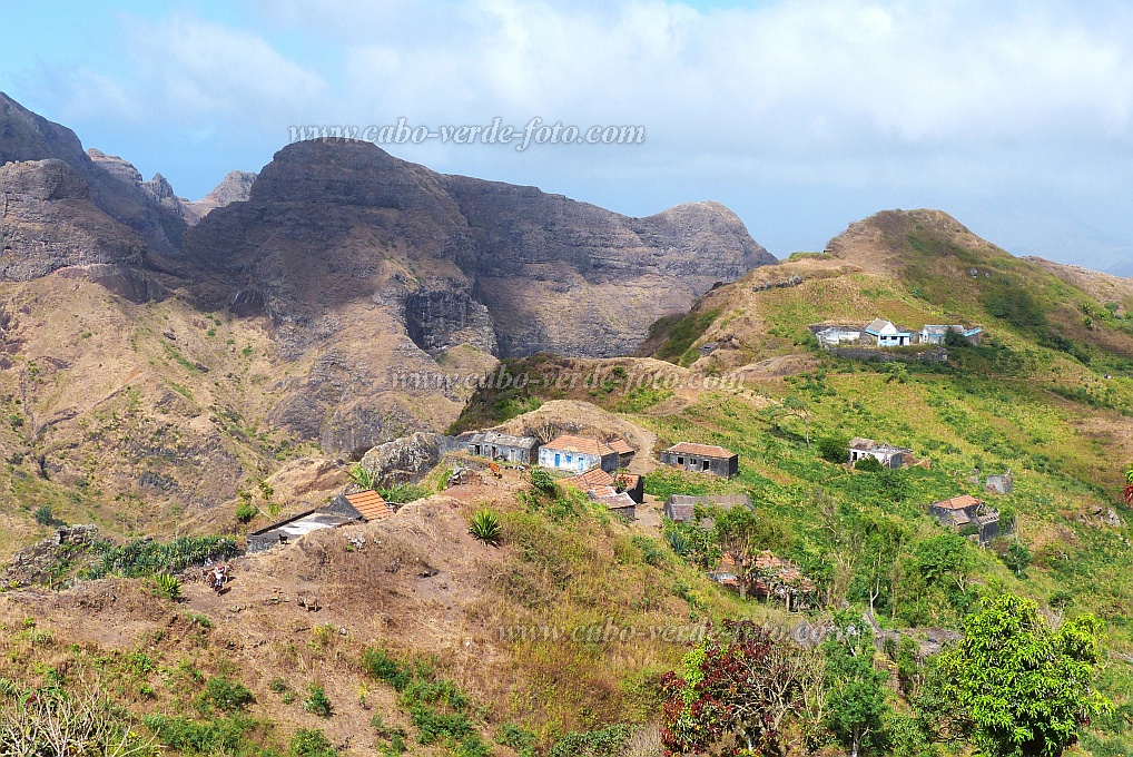 Santiago : Achada Lagoa : alfeia e escola : Landscape MountainCabo Verde Foto Gallery