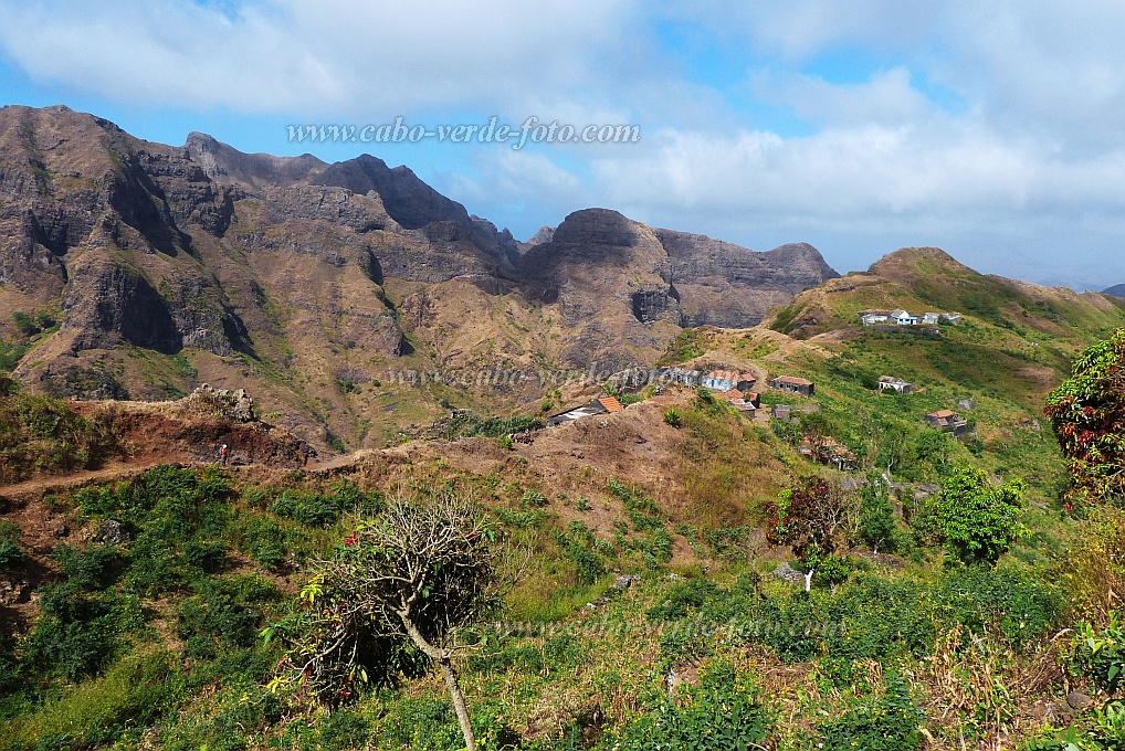 Santiago : Achada Lagoa : alfeia e escola : Landscape MountainCabo Verde Foto Gallery