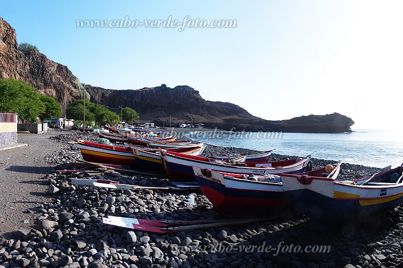Santiago : Rincao : barcos de pesca na praia de cascalhos : Landscape SeaCabo Verde Foto Gallery